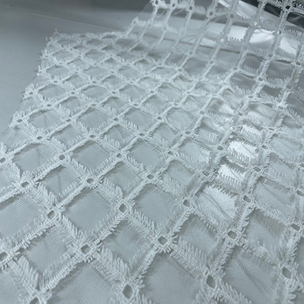 New Fashion White Flower Gorgeous Embroidery Fabric Online for Daily Cloth