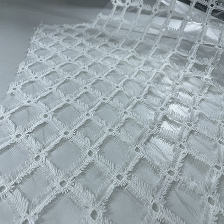New Fashion White Flower Gorgeous Embroidery Fabric Online for Daily Cloth